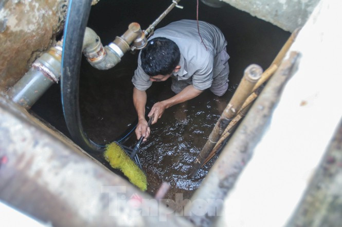 Công nhân tiến hành thau rửa bể nước tại khu chung cư Trung Hòa - Nhân Chính (Hà Nội).