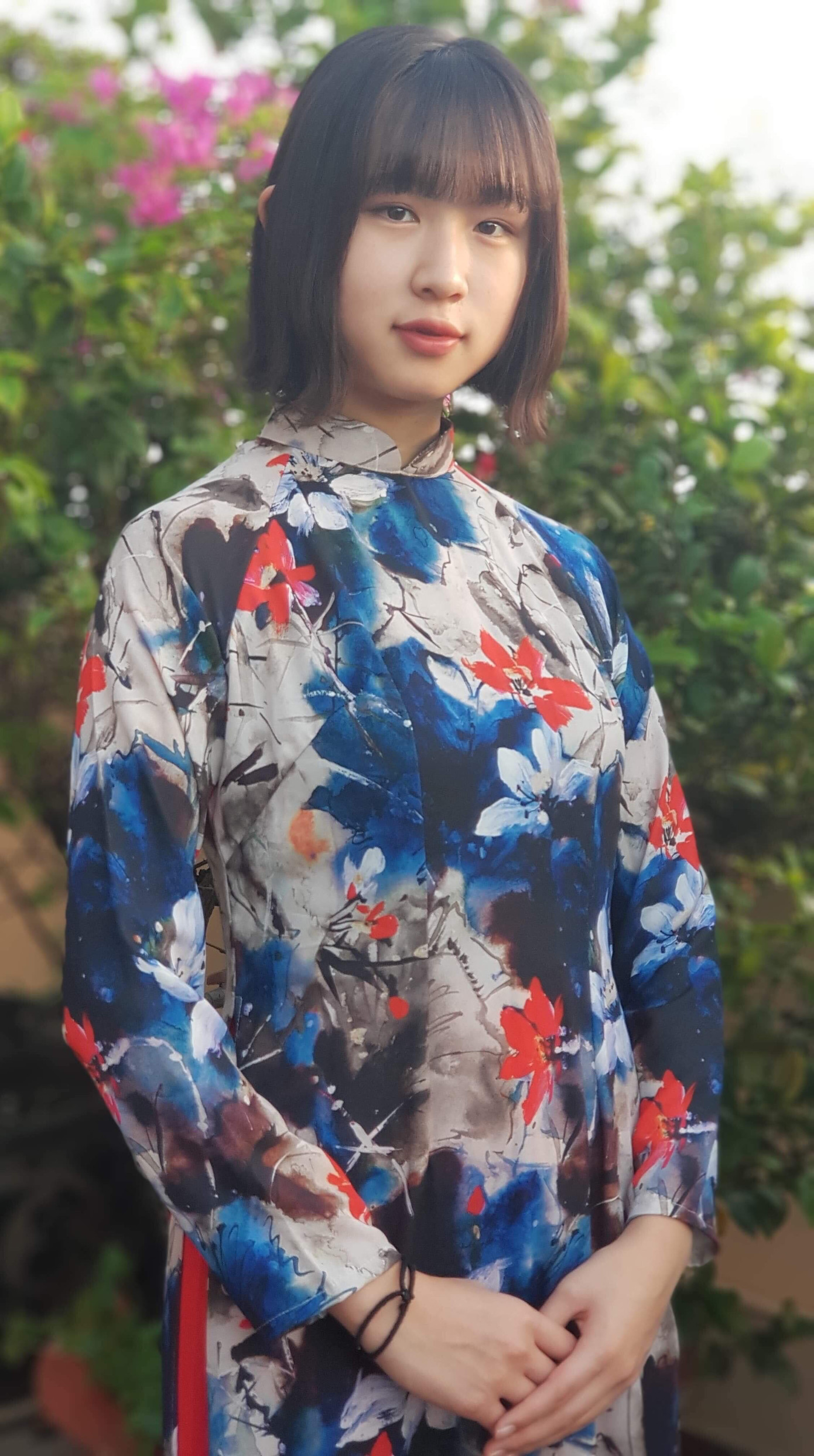 Chị tạo dáng ngay với bộ áo dài vừa mua.