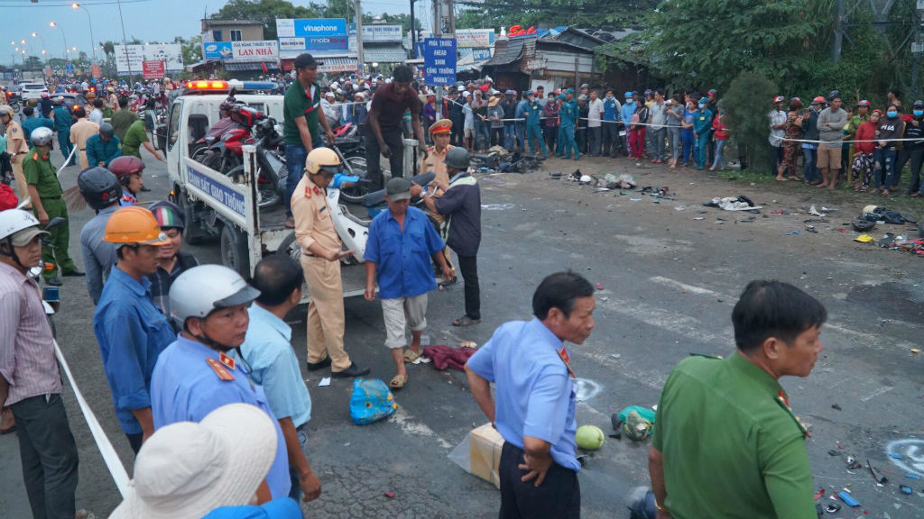 Hiện trường vụ tai nạn ở Bến Lức, Long An làm 4 người tử vong. (Ảnh: Văn Châu)