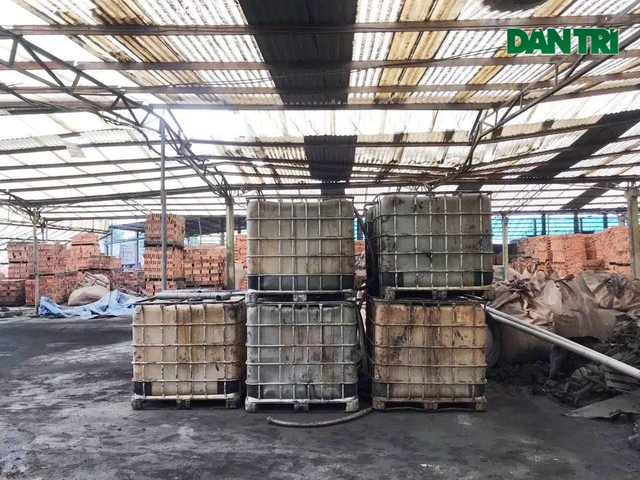 Khoảng 10m3 chất thải nguy hại được các đối tượng đổ xuống khu vực đầu nguồn Nhà máy nước sạch sông Đà.