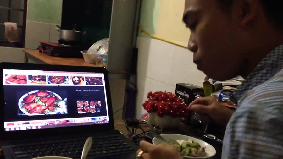 Đành nhìn màn hình laptop cho đỡ thèm.