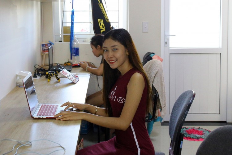 Các bạn sinh viên Lào hào hứng khi được sinh hoạt và học tập trong khu KTX hiện đại nhất Đà Nẵng hiện nay.