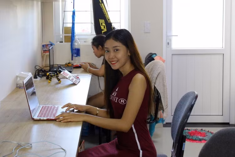 Các bạn sinh viên Lào hào hứng khi được sinh hoạt và học tập trong khu KTX hiện đại nhất Đà Nẵng hiện nay.