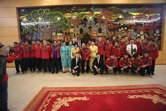 Đội tuyển Việt Nam được vinh danh ngay ở sân bay Nội Bài.