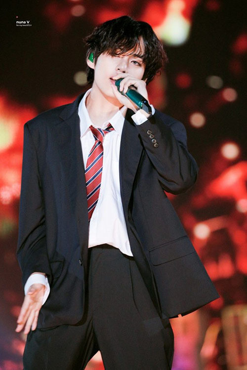 V phiên bản 2019 cũng vẫn mặc đồng phục như thế, nhưng thần thái đã thay đổi hoàn toàn. Từ ánh mắt đến bước nhảy của anh chàng đều tỏa ra sự tự tin và lôi cuốn.