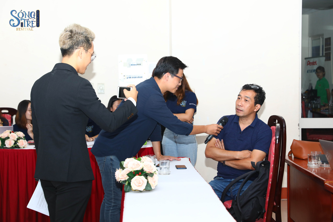 Đạo diễn Nguyễn Đức Hòa và MC Trần Ngọc tung hứng trong một tình huống tác nghiệp bằng điện thoại di động . Đạo diễn Nguyễn Đức Hòa và MC Trần Ngọc tung hứng trong một tình huống tác nghiệp bằng điện thoại di động .