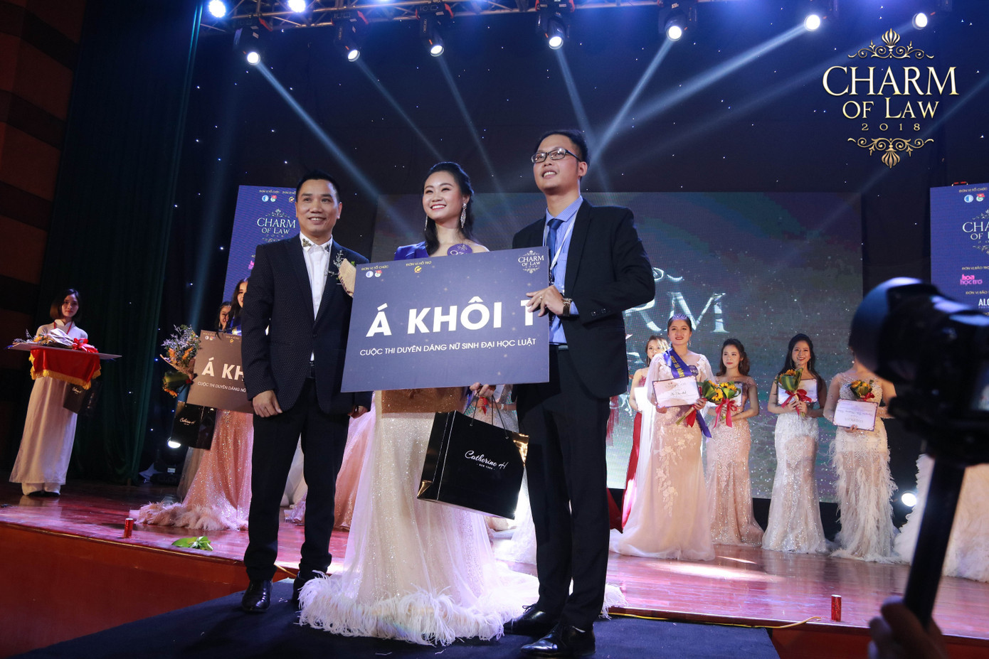 Nữ sinh Phạm Thị Hương Giang xuất sắc trở thành Á khôi 1 Charm Of Law 2018.