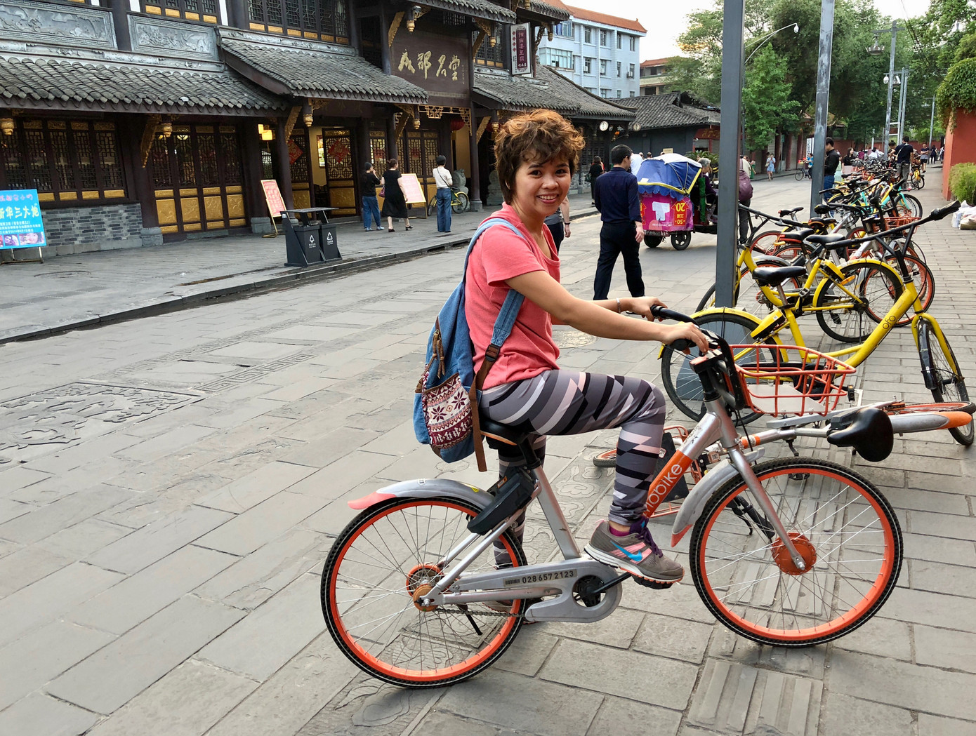 Thong dong đạp xe trên phố cổ.