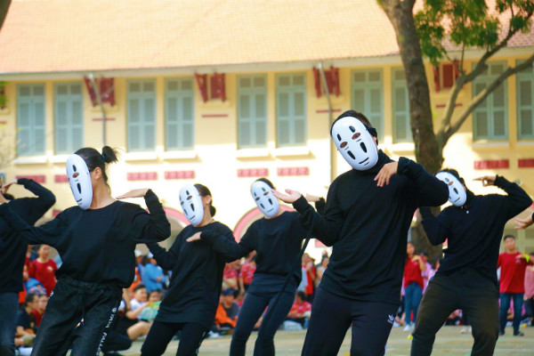 Cũng thi đấu trên nền nhạc "Đóa hoa hồng", nhưng một lớp khác lại chọn biến thành "Vô Diện" với những chiếc mặt nạ không lẫn vào đâu được.