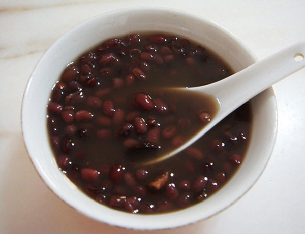 Truyền thuyết kể rằng, ăn đậu đỏ để cầu tình duyên thuận lợi.