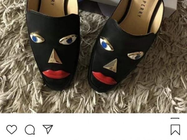 Hình ảnh đôi giày màu đen được cho rằng giống với hình ảnh BlackFace nhất.