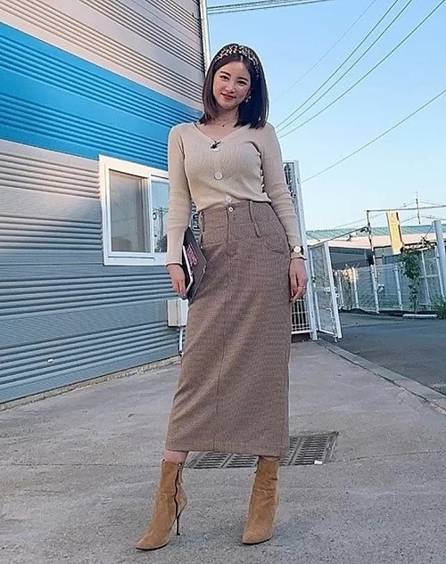 Chorong (Apink) đầy dịu dàng khi mix cardigan cùng chân váy dài, kết hợp thêm boots cao gót.