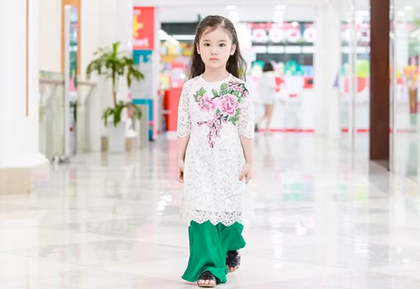 Vẻ đáng yêu của cô nhóc 5 tuổi người Việt vừa được phong "Công chúa châu Á" ảnh 8