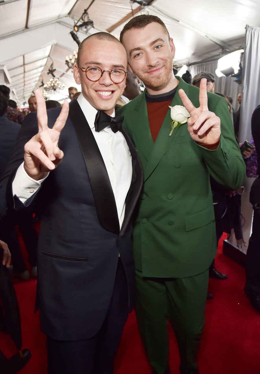 Sam Smith và Logic nhắng nhít với nhau chụp ảnh trên thảm đỏ Grammy.