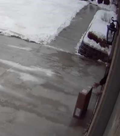 Hộp hàng được “phi” đúng đến tay người nhận.