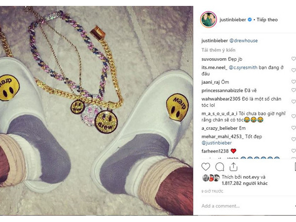 Hình ảnh đôi dép đi trong nhà cùng các phụ kiện của Draw House được Justin đăng tải trên trang mạng xã hội Instagram của mình vào năm ngoái.