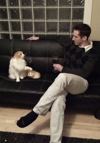 "Cùng cụng ly nào, anh bạn!"