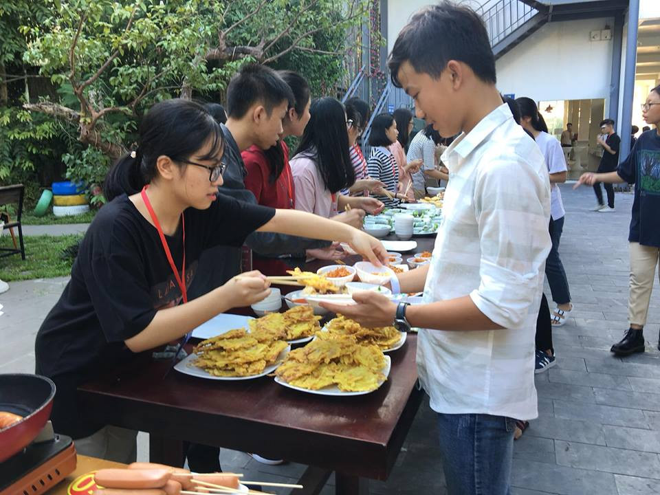 Trước đó, teen THPT Phan Bội Châu cũng tổ chức tiền sự kiện Dạ hội Nga 2018 - Hội chợ ẩm thực Việt Nga.