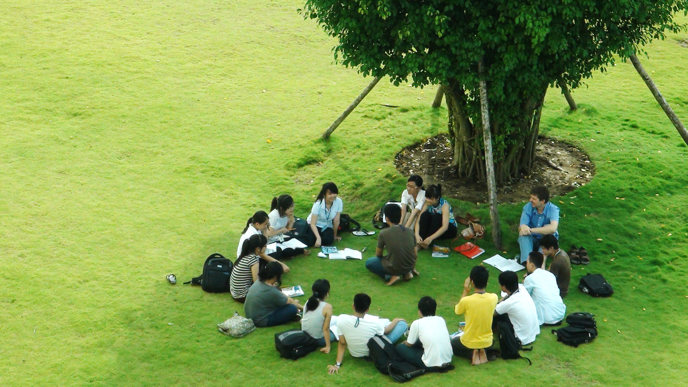 Một tiết học ngoài trời đầy thơ mộng của sinh viên khoa Nhân văn và Ngôn ngữ trường Đại học Tân Tạo.