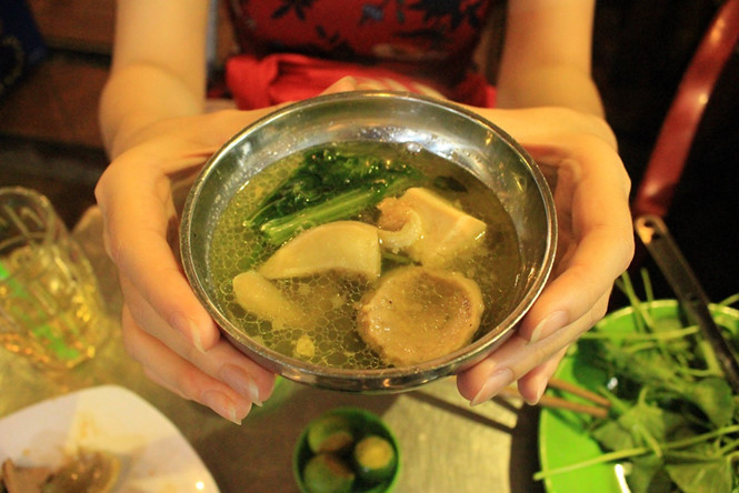 Lẩu bò nhà cháy có giá dao động từ 120.000 - 200.000 đồng/nồi. ẢNH: LƯU TRÂN.