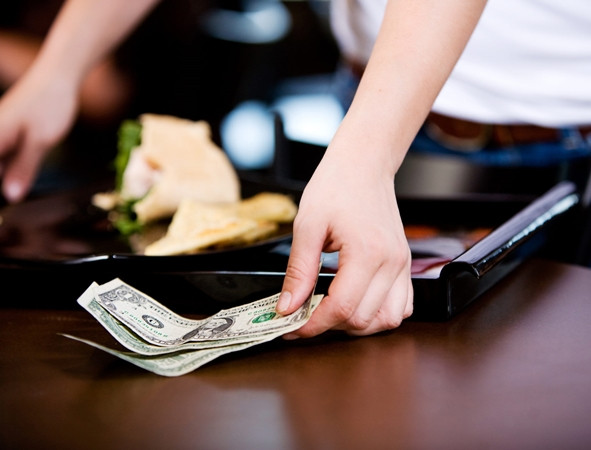 Số tiền trả cho một bữa ăn trong tiệm có thể rất nhiều, nhưng chúng ta chẳng bao giờ tính toán.