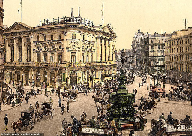 Giao lộ Piccadilly Circus ở London, Anh. Nằm ở khu vực trung tâm của thành phố London, giao lộ này đã chứng kiến sự đổi thay mạnh mẽ của đời sống khi những cỗ xe ngựa giờ đã được thay thế bằng xe hơi và xe buýt.