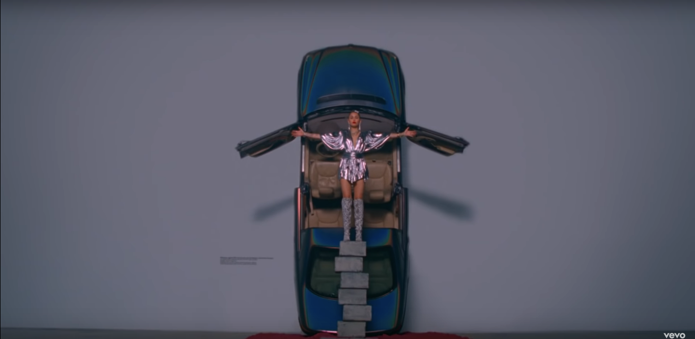 Miley lựa chọn đứng lên vì các thực trạng xã hội và bảo vệ tiếng nói của họ.