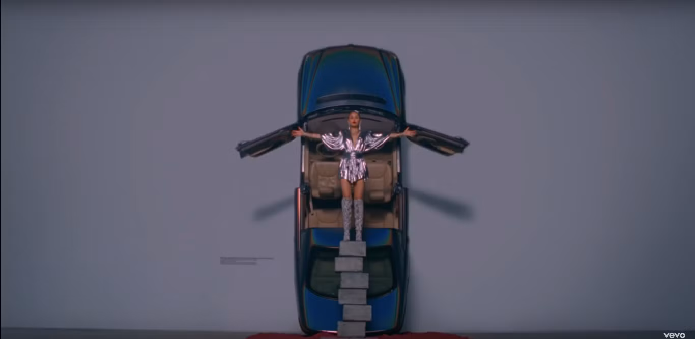 Miley lựa chọn đứng lên vì các thực trạng xã hội và bảo vệ tiếng nói của họ.