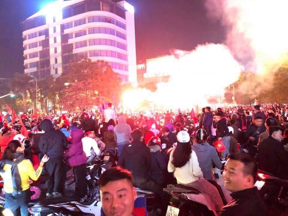 Người hâm mộ tại Thanh Hóa tràn ra đường ăn mừng chiến thắng