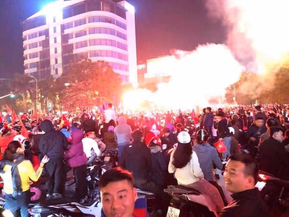 Người hâm mộ tại Thanh Hóa tràn ra đường ăn mừng chiến thắng