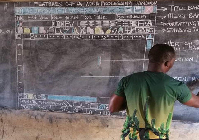 Richard Appiah Akoto nói rằng anh vẽ hình ảnh mỗi khi dạy về máy tính. Ảnh: Facebook Owura Kwadwo Hottish.