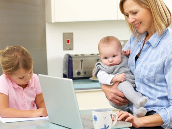 Nhiều người mẹ cũng buộc phải lựa chọn: thời gian cho các con, hay kinh tế của gia đình?