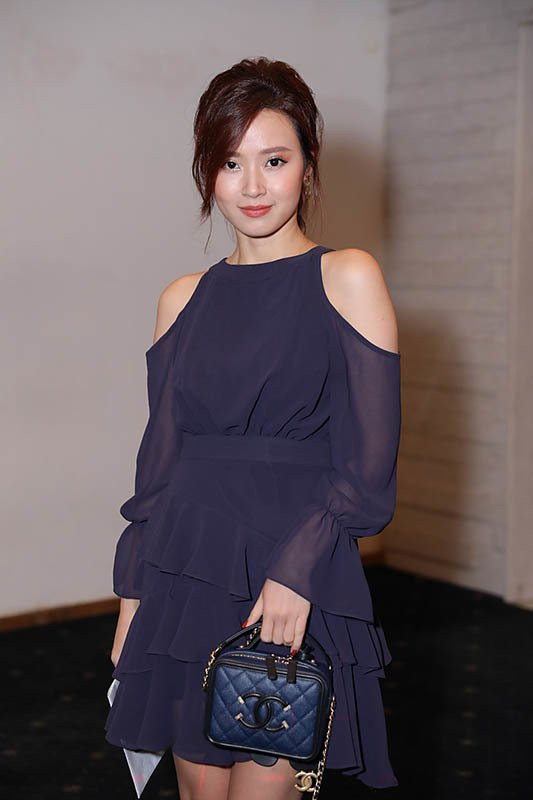 Nữ diễn viên Midu vẫn trung thành với phong cách dịu dàng, nữ tính. Cô ngại ngùng khi được hỏi khi nào tới lượt mình lên xe hoa.