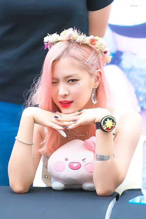 Ryujin (ITZY) trung thành với mái tóc hồng trong vài tháng qua và màu tóc này giúp Ryujin càng thêm tỏa sáng.