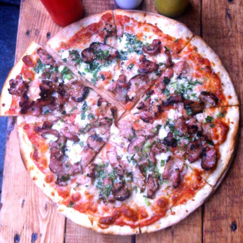 Pizza với những miếng chả béo thơm mùi nướng than hoa.