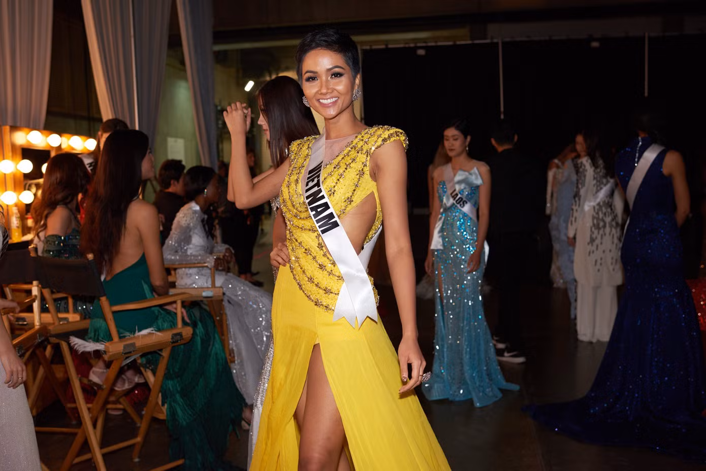 Bán kết Miss Universe 2018: H'Hen Niê nổi bật trong trang phục với gam vàng rực rỡ ảnh 4