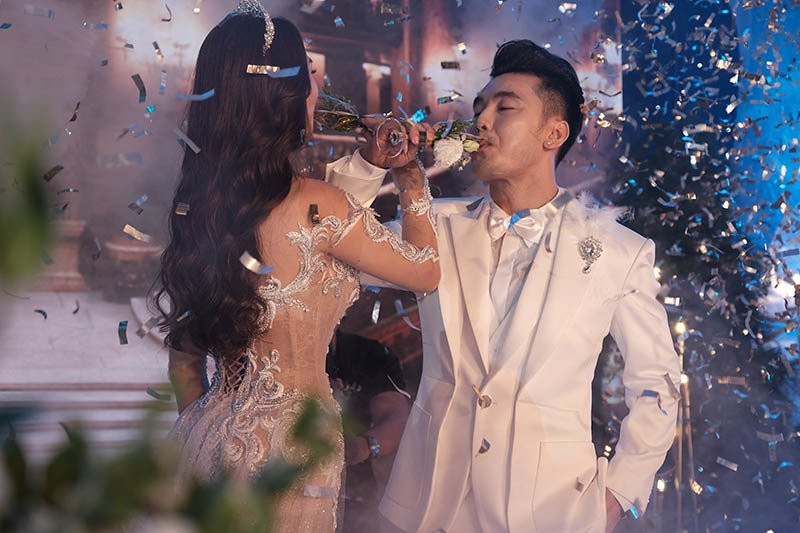 Cả hai trao nhau ly rượu giao bôi cùng tiếng vỗ tay chúc phúc của đông đảo khách mời thay cho lời ngưỡng mộ một câu chuyện tình đẹp.