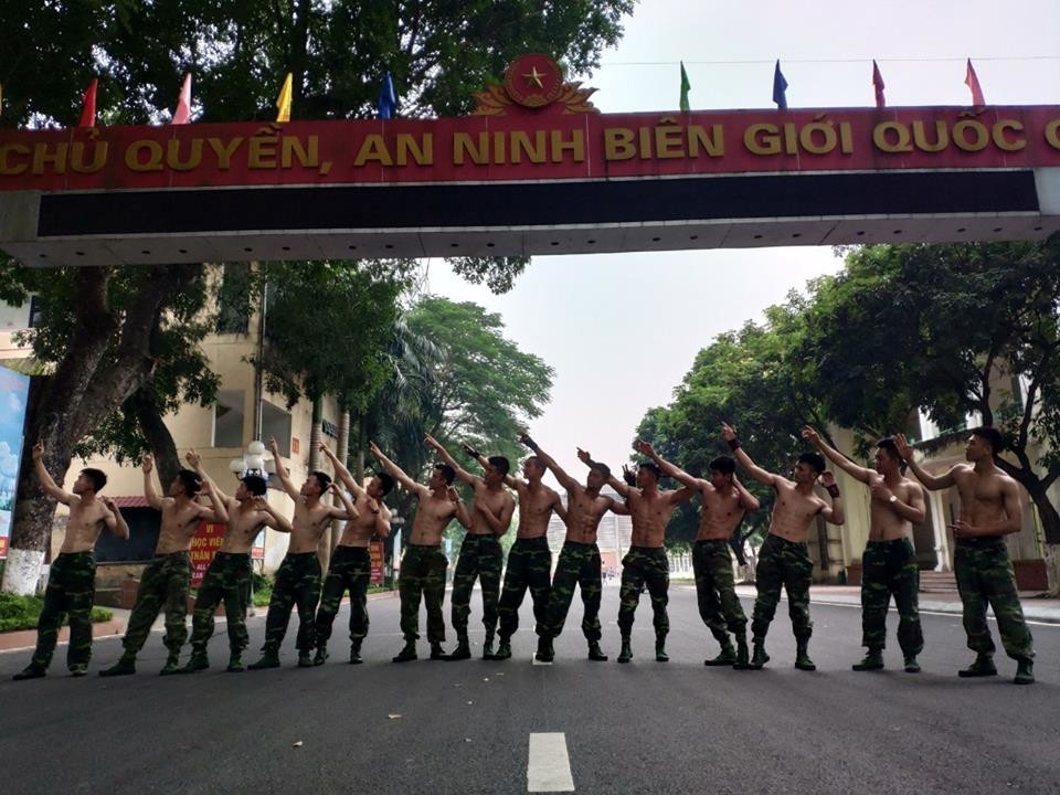 Nhiều thành viên còn ráo riết “truy lùng” danh tính của các anh chàng này.