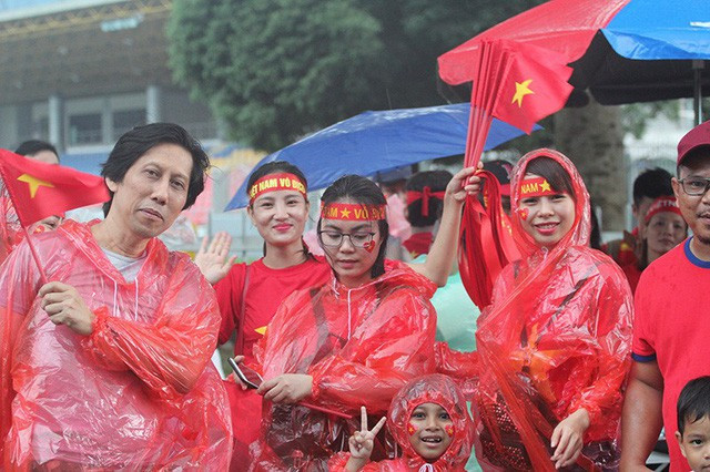 Trời đổ mưa nhưng các CĐV Việt Nam đã sớm có mặt ở SVĐ để "tiếp lửa" cho đội nhà