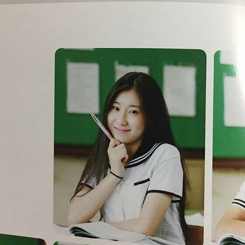 Chae Ryeong phiên bản học sinh cấp 2 đã lí lắc và tự tin tạo dáng như thế này rồi.