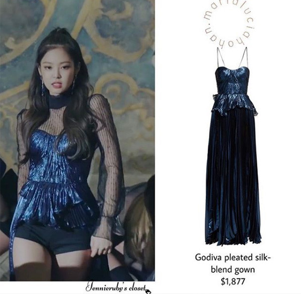 Trong MV ca khúc mới SOLO, Jennie đã thay trang phục liên tục. Một trong những thiết kế đắt giá nhất mà Jennie diện trong MV này là chiếc đầm dạ hội dài chấm đất của thương hiệu Godiva, có giá gần 1900 đô-la (khoảng 45 triệu đồng). Nhưng stylist của YG Ent đã cắt bớt thân trước của chiếc váy, để Jennie khoe được đôi chân dài miên man.