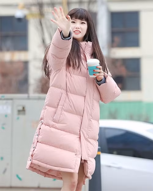 Yu Jin (CLC) cần sự trợ giúp của áo phao để giữ ấm cơ thể khi mặc váy ngắn mỏng manh.