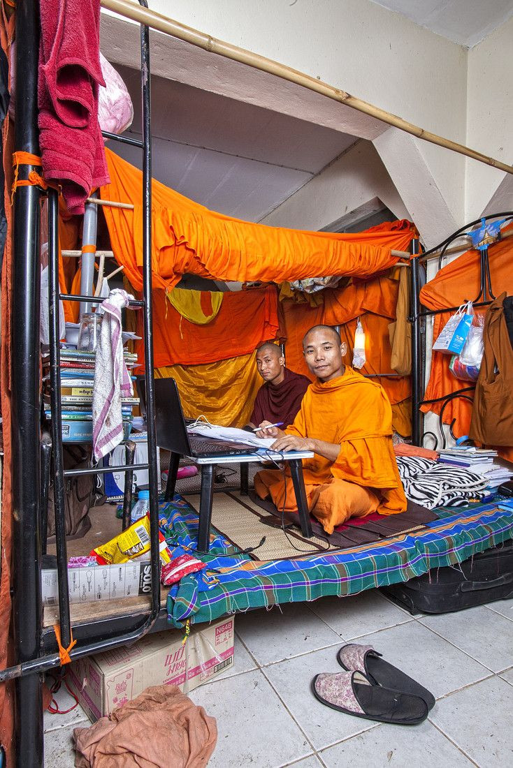 Cả 2 nhà sư đều đang học ngành Nhân văn học tại Đại học Phật giáo Maha Chulalongkorn, Thái Lan. Ảnh: Henny Boogert