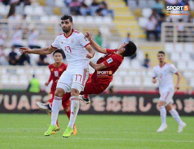 Cú va mạnh khiến anh chàng bị mất trí nhớ tạm thời. (Ảnh: sport5)