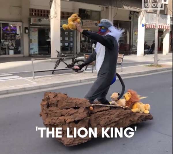 Hình ảnh kinh điển trong "Vua sư tử" được tái hiện sinh động trên đường phố.