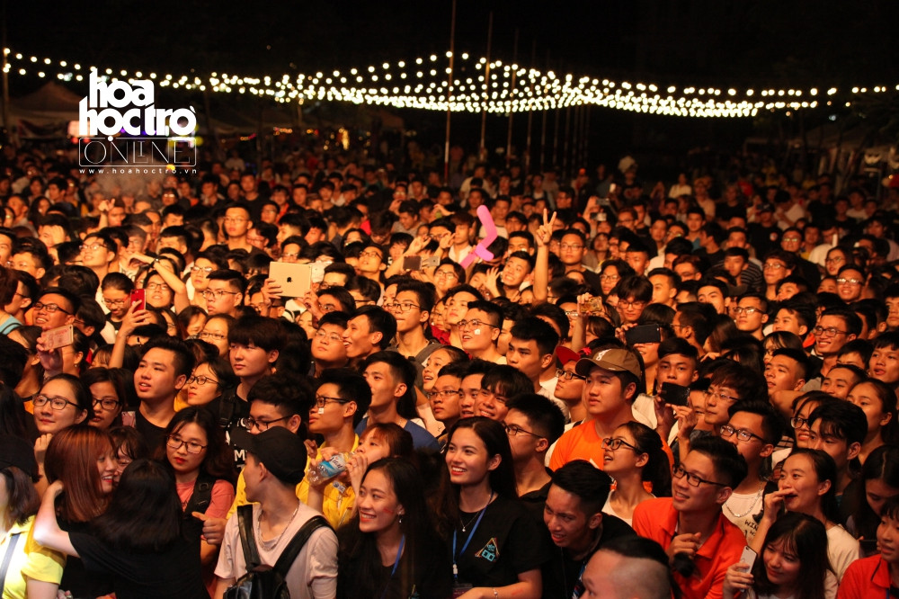 Bỏ lại sau lưng cơn mưa lớn của miền Bắc để đến với Hoà Lạc tham dự sự kiện, các bạn trẻ hào hứng, hò hét hết mình, cổ vũ, lắc lư theo từng tiếng nhạc.