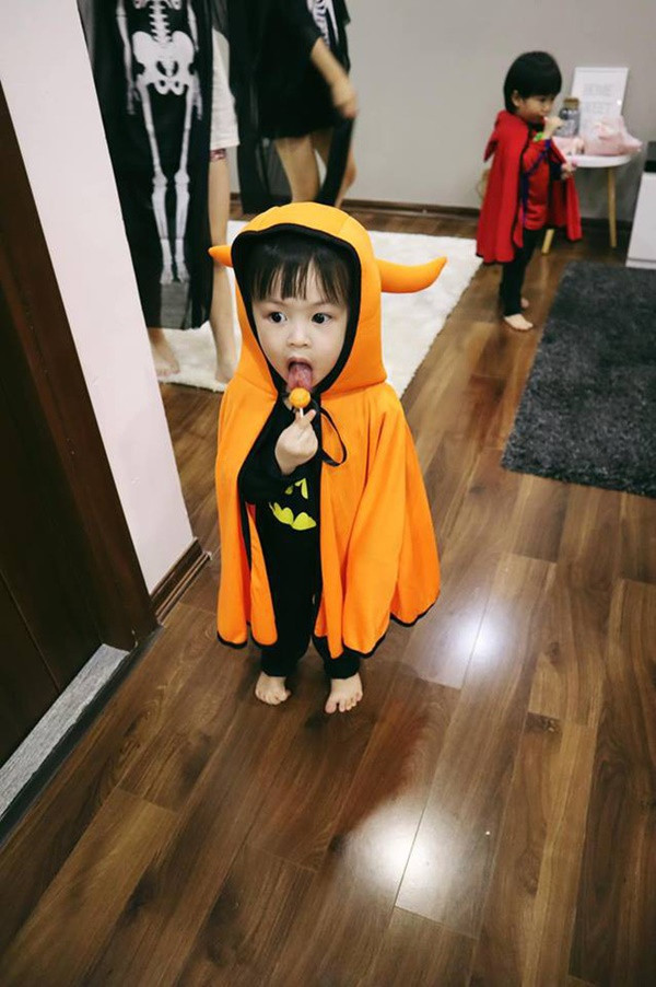Cô bé Cam Cam bình thường vốn đã xinh, trùm chiếc áo choàng lên sao mà độ cưng còn tăng lên gấp bội nữa. Cô bé Cam Cam bình thường vốn đã xinh, trùm chiếc áo choàng lên sao mà độ cưng còn tăng lên gấp bội nữa.