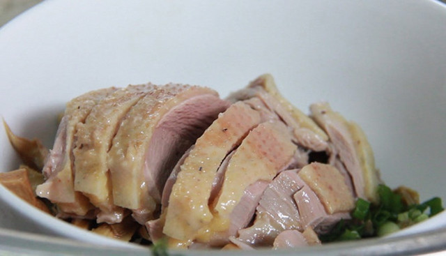 Miếng thịt ngan mềm, thơm hấp dẫn trong mỗi tô miến.