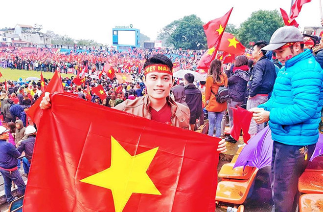 Thầy Đản là người hâm mộ cuồng nhiệt của đội tuyển Việt Nam. Ảnh: FBNV.