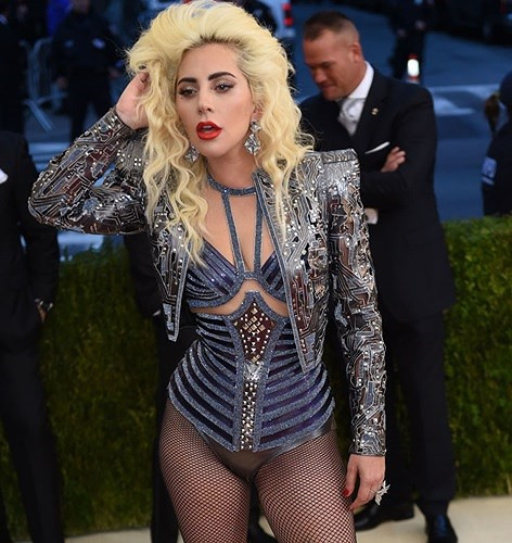 Cô ca sĩ nổi loạn Lady Gaga sở hữu chiều cao 1m55.